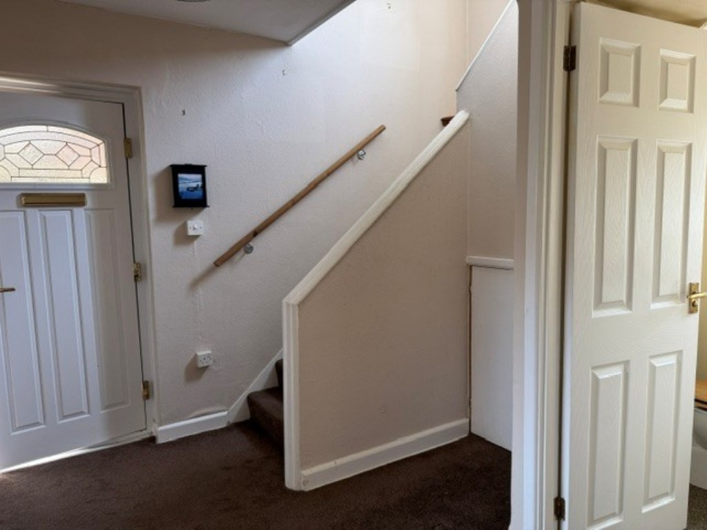 Lot: 228 - HOUSE WITH STRUCTURAL ISSUES FOR IMPROVEMENT - Hallway